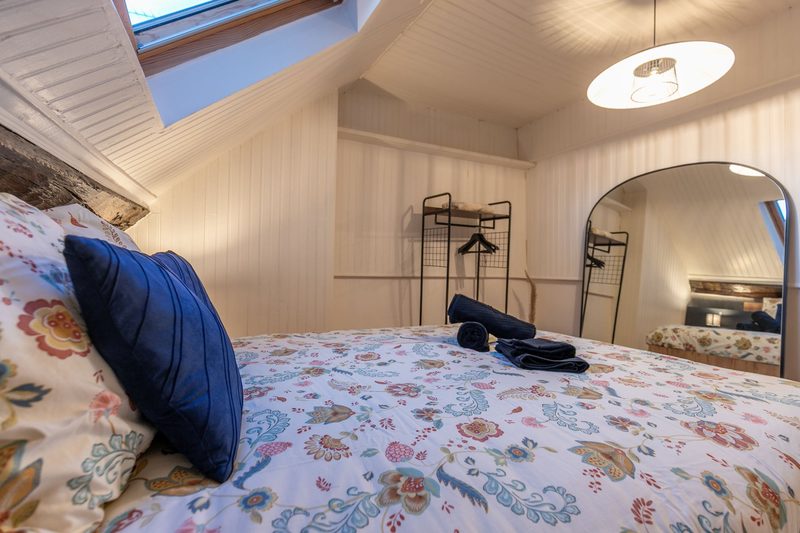 Chambre sous combles soignée — Bail Serein