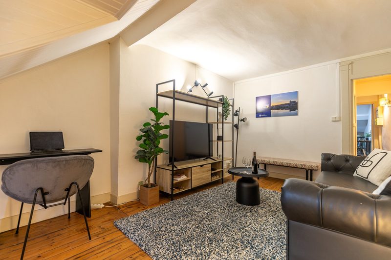 Salon cosy et équipé — Bail Serein